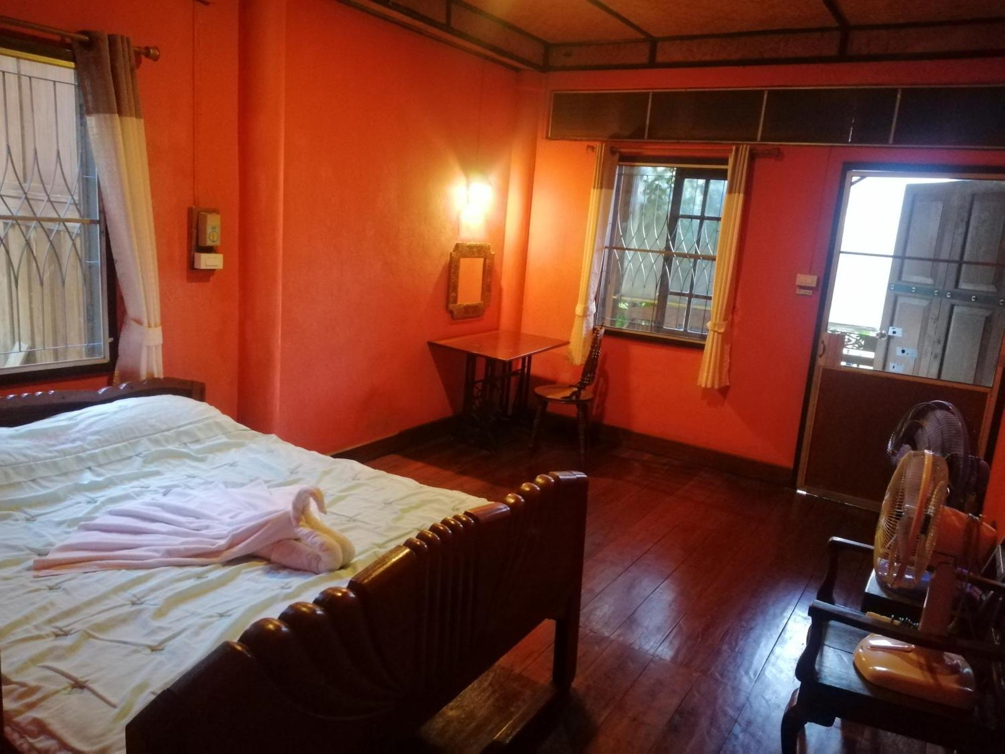 Crossroads House Hotel Mae Hong Son Eksteriør billede
